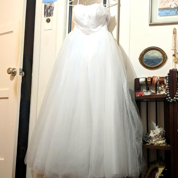 Dresses & Skirts - Strapless white tulle wedding dress 👰